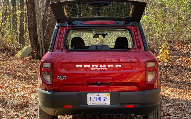 Comparison Ford Bronco Outer Banks 2door 2021 vs Ford Bronco Sport Badlands 2021 SUV Drive